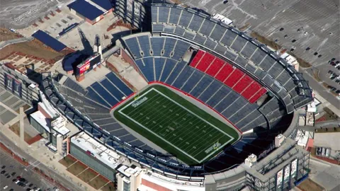 “王大雷染红引发泰山愤怒，谢文能替补下场怒摔水瓶”